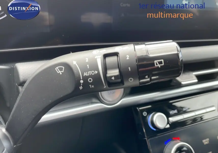 Gros plan sur la commande d’essuie-glace du Hyundai Tucson blanc Atlas, intérieur noir, vue latérale droite.