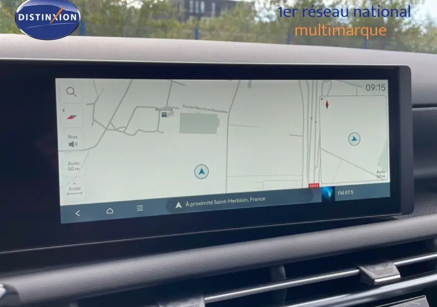 Écran tactile central du Hyundai Tucson 2026 affichant la navigation GPS avec carte et indications routières.