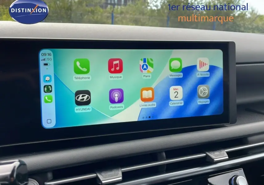 Écran tactile central large du Hyundai Tucson 2026 affichant interface connectée, dans un intérieur moderne noir.