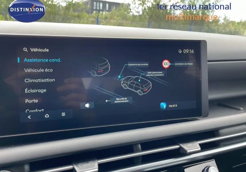 Écran tactile du tableau de bord du Hyundai Tucson 2026 affichant les assistants de conduite et les réglages du véhicule.