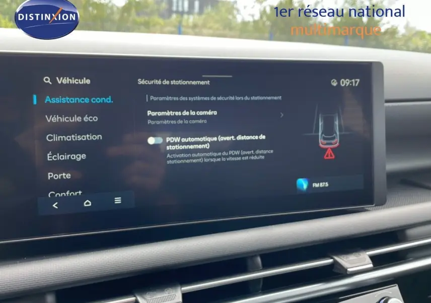 Écran tactile intérieur du Hyundai Tucson 2026 montrant les paramètres d'assistance au stationnement, vue de face.