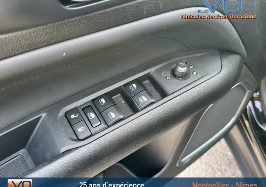 Gros plan sur les commandes de lève-vitres et rétroviseurs côté conducteur du Jeep Compass noir 2024.