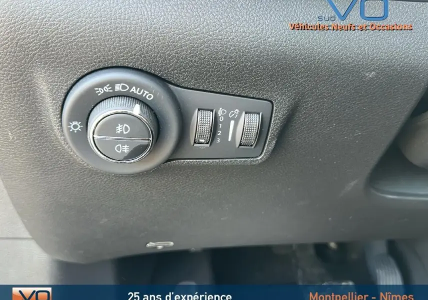 Gros plan sur les commandes d'éclairage du tableau de bord du Jeep Compass noir 2024 e-Hybrid Altitude.