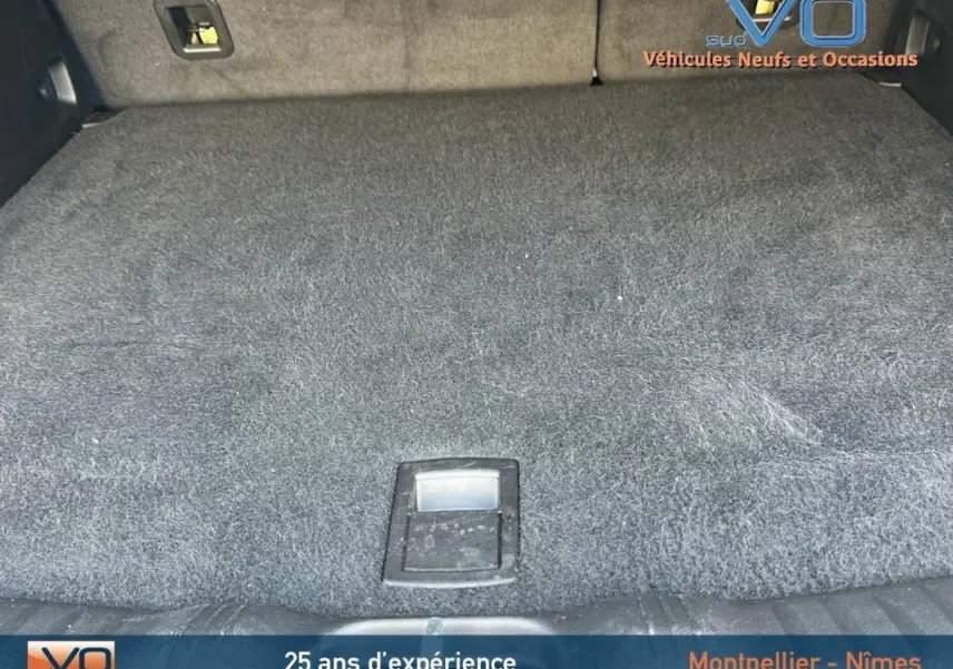 Vue rapprochée du coffre spacieux et tapissé d'un Jeep Compass noir 2024 e-Hybrid Altitude.