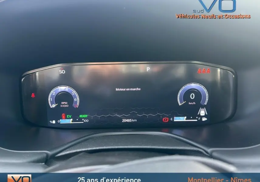 Tableau de bord numérique du Jeep Compass 2024 affichant la vitesse, le régime moteur et l'état hybride.