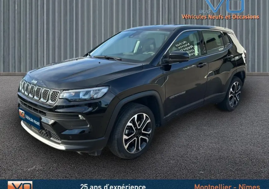 Jeep Compass noir en 3/4 avant droit, avec jantes alliage 18 pouces et calandre distinctive à sept fentes.