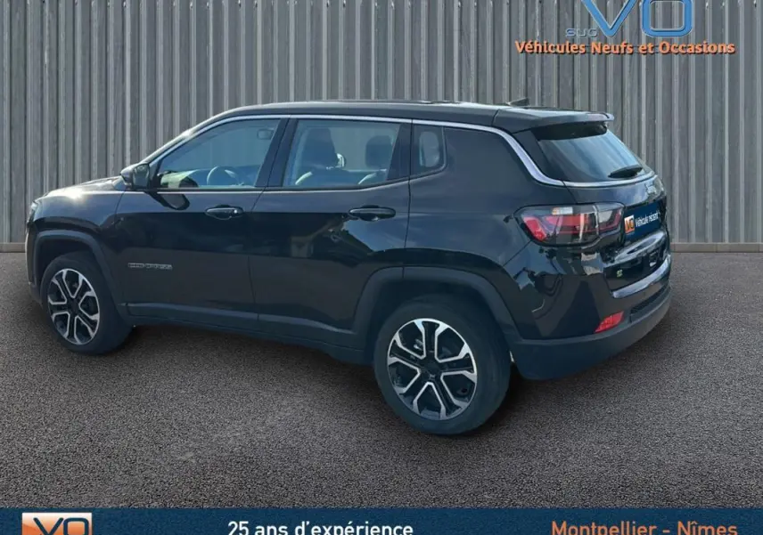 Jeep Compass noir en vue profil côté gauche, mettant en valeur ses jantes alliage 18 pouces et sa silhouette compacte.