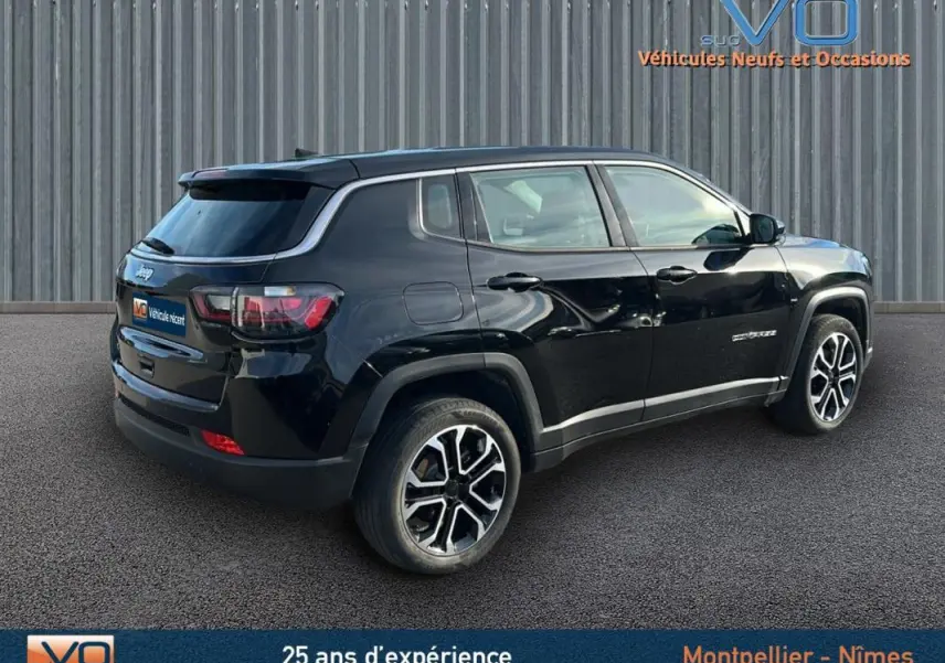 Vue 3/4 arrière droite du Jeep Compass noir 2024 avec jantes alliage 18 pouces et vitres teintées.
