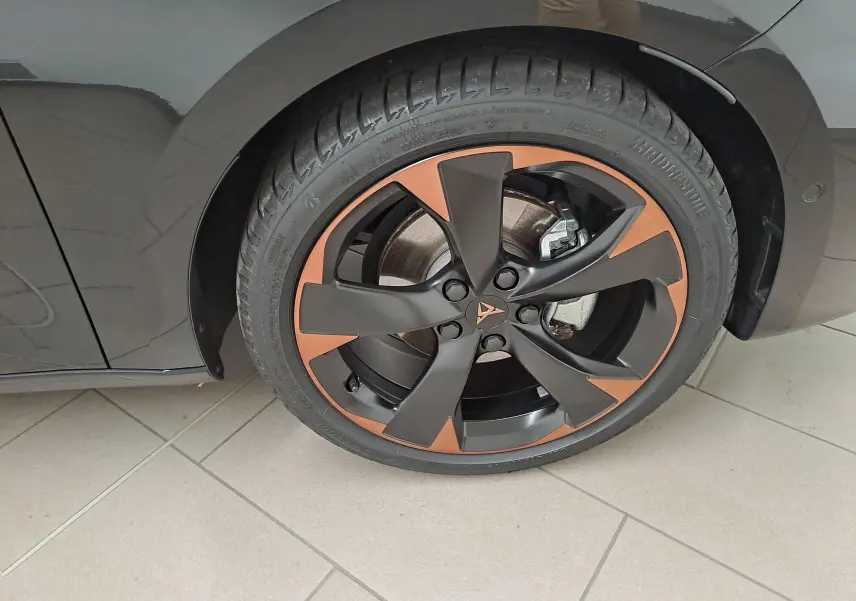 Gros plan sur la jante cuivrée 18'' du côté gauche d'une CUPRA Leon Noir Minuit 2025.
