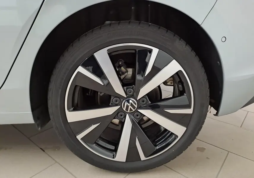 Gros plan sur la jante alliage 18'' Catania bicolore noir et argent d'une Volkswagen Golf 1.5 TSI Argent Dolomite, côté arrière droit.