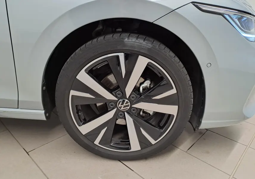 Gros plan sur la roue avant gauche d'une Volkswagen Golf 1.5 TSI argent Dolomite avec jante alliage léger 18'' Catania.
