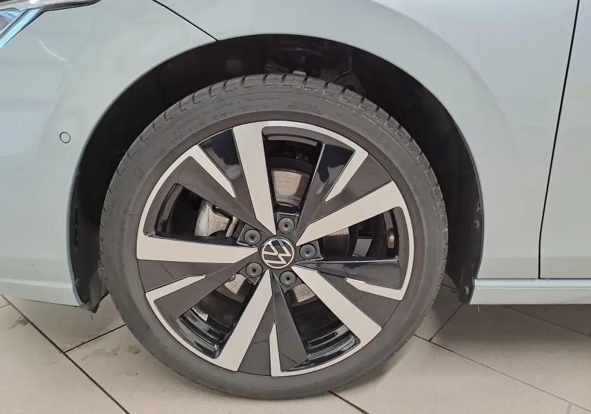 Gros plan sur la jante alliage 18'' Catania bicolore d'une Volkswagen Golf argent Dolomite côté avant droit.