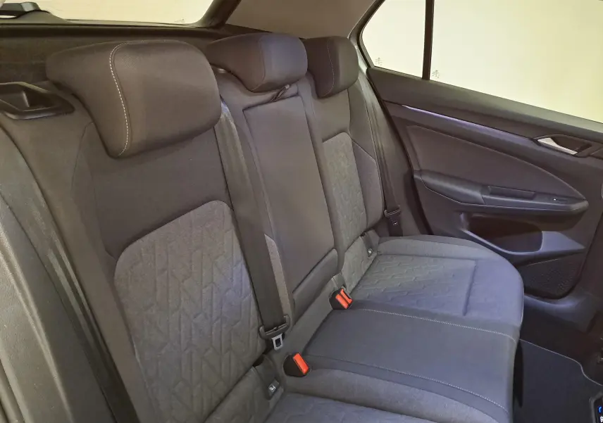 Vue intérieure côté droit des sièges arrière en tissu gris foncé de la Volkswagen Golf 1.5 TSI 116 BVM6 VW Edition 2025.