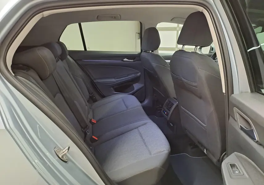 Vue intérieure arrière côté gauche de la Volkswagen Golf 1.5 TSI 116 BVM6 VW Edition argent Dolomite avec sièges tissu gris.