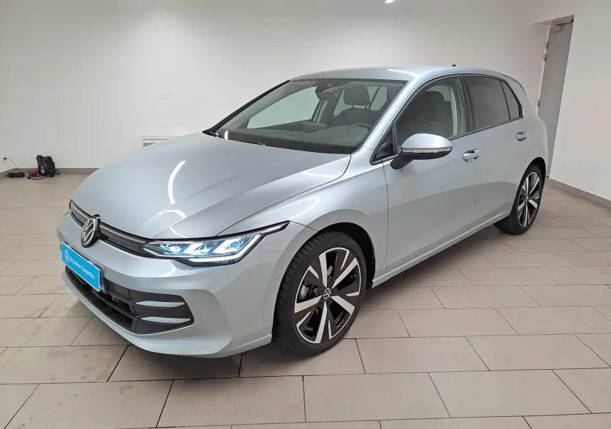 Volkswagen Golf 1.5 TSI 2025 en Argent Dolomite vue 3/4 avant avec jantes alliage 18'' Catania et phares LED allumés.