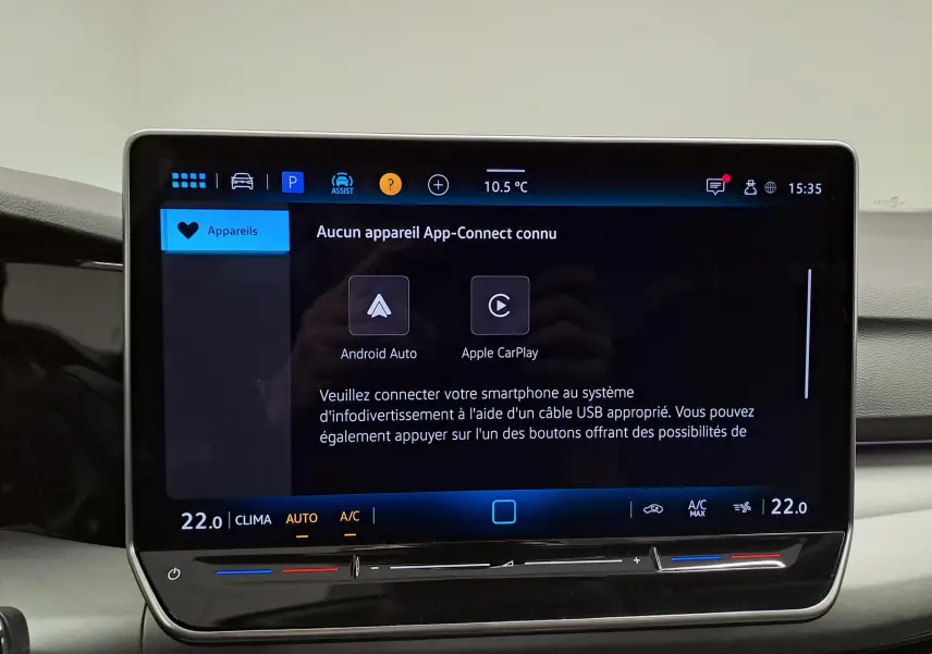 Écran tactile central du tableau de bord de la Volkswagen Golf 1.5 TSI 116 BVM6 VW Edition affichant les options Android Auto et Apple CarPlay.