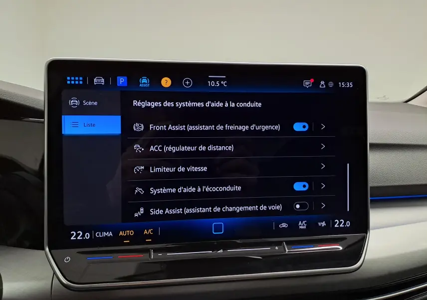 Écran tactile intérieur affichant les réglages d’aide à la conduite dans une Volkswagen Golf 1.5 TSI 2025.