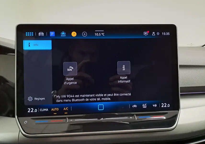 Écran tactile central du tableau de bord de la Volkswagen Golf 1.5 TSI 116 BVM6 VW Edition, affichant les réglages climatisation et appels.