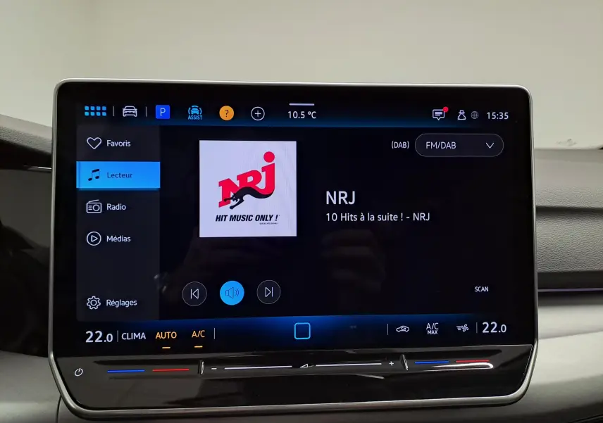 Vue de face de la Volkswagen Golf 1.5 TSI 116 BVM6 VW Edition en Argent Dolomite avec jantes alliage 18 pouces Catania.