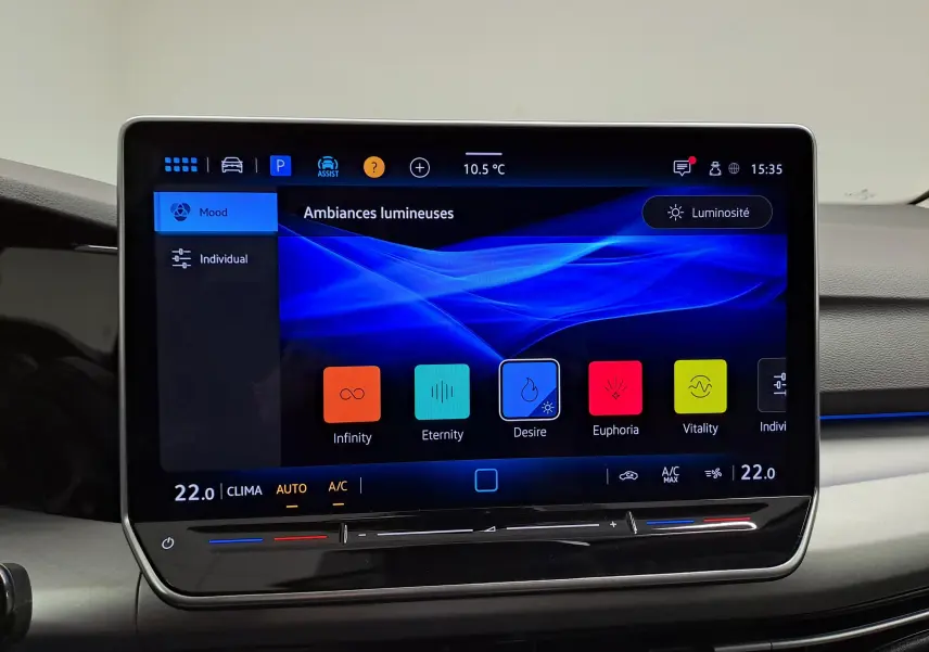 Écran tactile central de la Volkswagen Golf 1.5 TSI 2025 affichant les options d'ambiances lumineuses en intérieur.