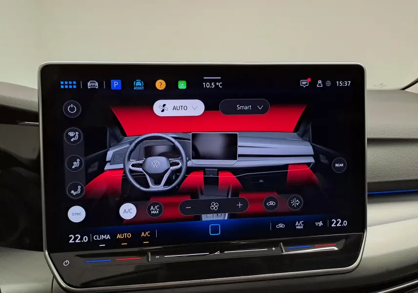 Écran tactile intérieur affichant le tableau de bord numérique et les commandes de climatisation d'une Volkswagen Golf 2025.