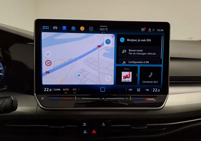 Vue intérieure centrée sur l'écran tactile du tableau de bord de la Volkswagen Golf 1.5 TSI 116 BVM6 Edition 2025.