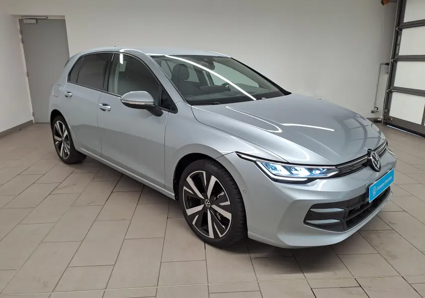 Volkswagen Golf 1.5 TSI 2025 en Argent Dolomite, vue 3/4 avant avec jantes alliage 18'' Catania.
