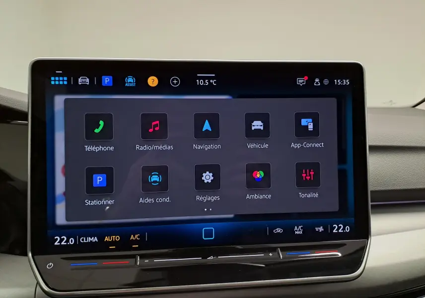 Vue rapprochée de l’écran tactile central du tableau de bord d’une Volkswagen Golf 1.5 TSI 116 BVM6 Argent Dolomite.