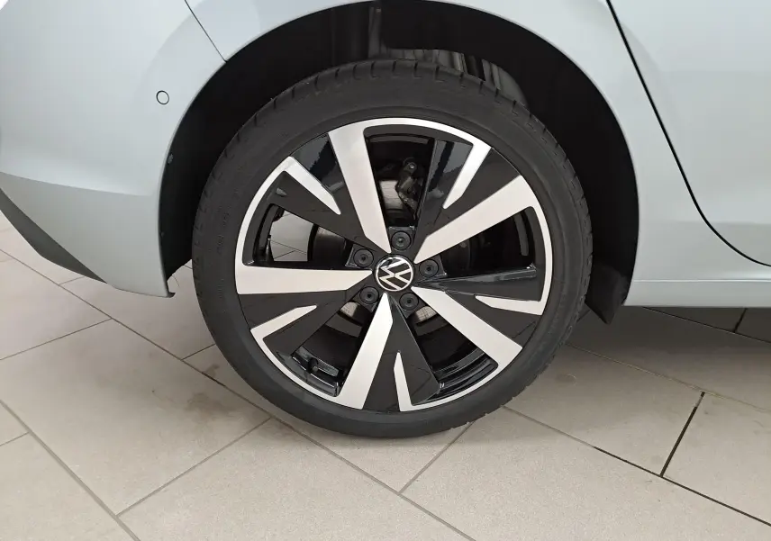 Gros plan sur la jante alliage 18'' Catania noire et argentée de la Volkswagen Golf 1.5 TSI 116 BVM6 Argent Dolomite, côté arrière droit.