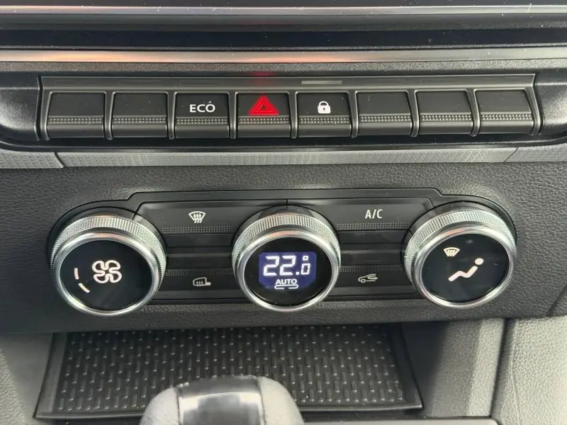 Gros plan sur la console centrale du Nissan Townstar L1 EV 2024, montrant les commandes de climatisation et boutons fonctionnels.