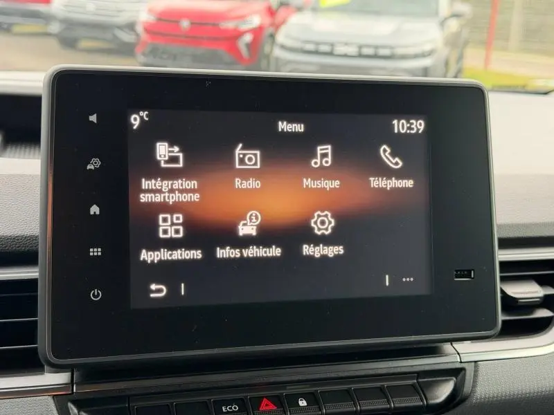 Écran tactile central du Nissan Townstar L1 EV 2024 affichant le menu principal avec options multimédia et véhicule.