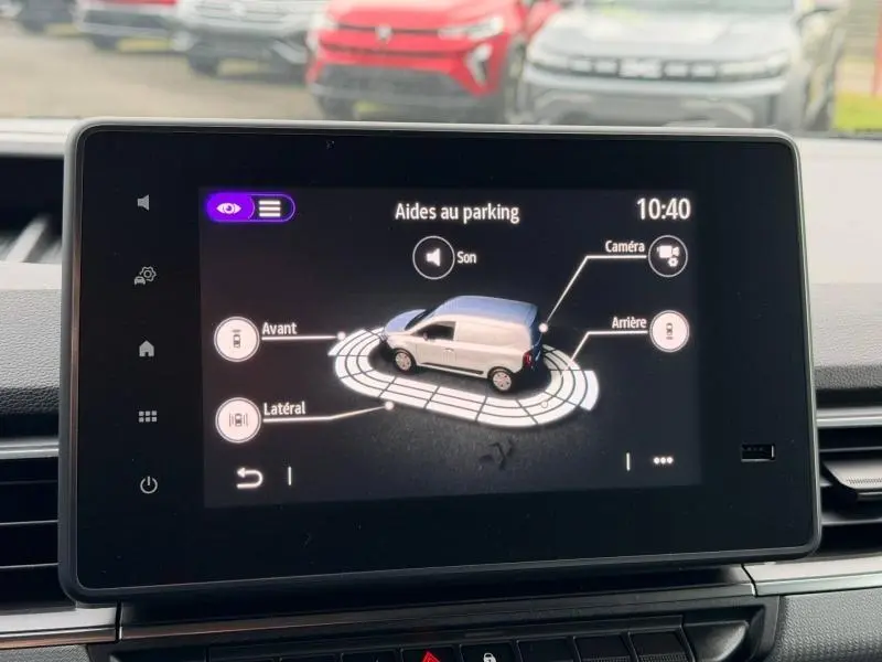 Écran tactile intérieur montrant l'aide au parking du Nissan Townstar blanc minéral en vue 3D côté droit.