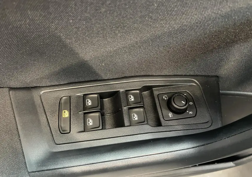 Panneau de commandes des vitres et rétroviseurs côté conducteur du Volkswagen T-Roc gris Indium.