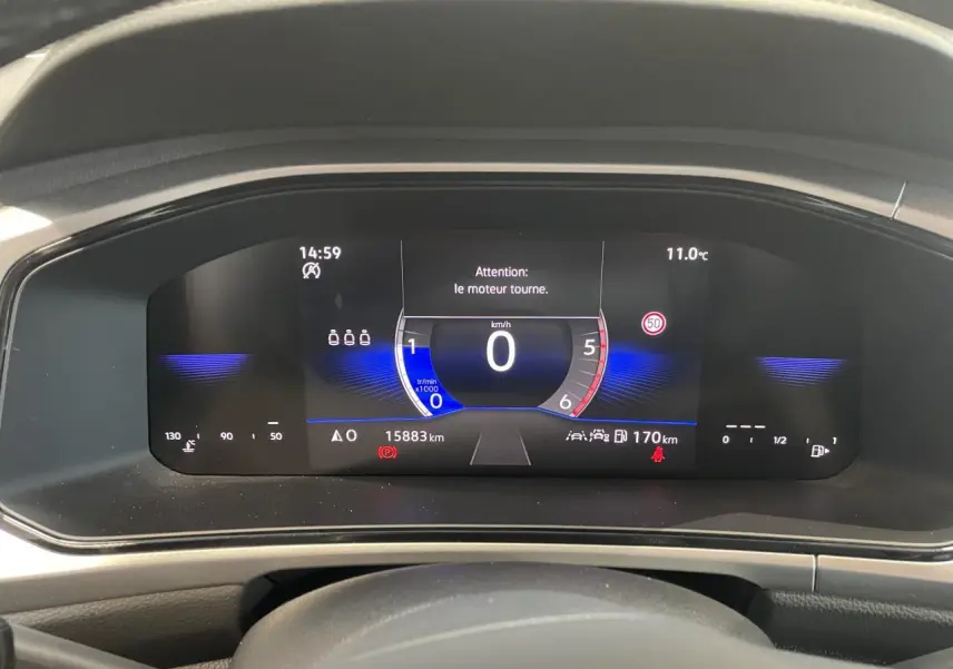 Vue rapprochée du combiné d'instruments digital du Volkswagen T-Roc 2025 affichant la vitesse à 0 km/h.
