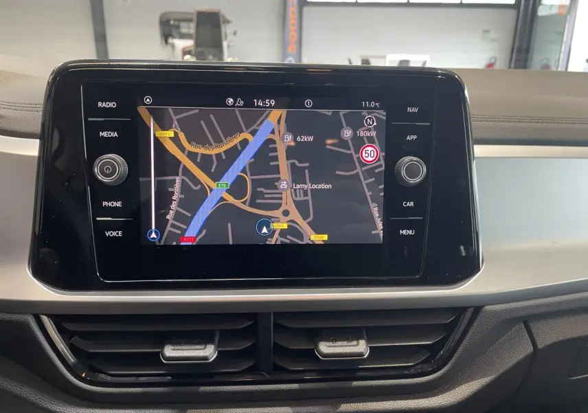 Écran tactile central du tableau de bord du Volkswagen T-Roc 2025, affichant la navigation GPS.