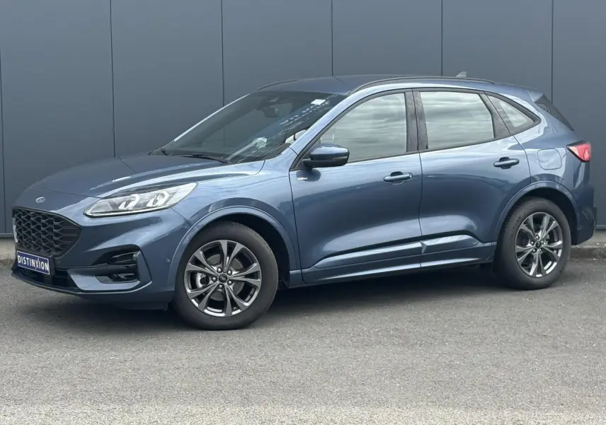 Ford Kuga gris azur en vue de profil côté gauche, avec jantes alliage et calandre noire distinctive.