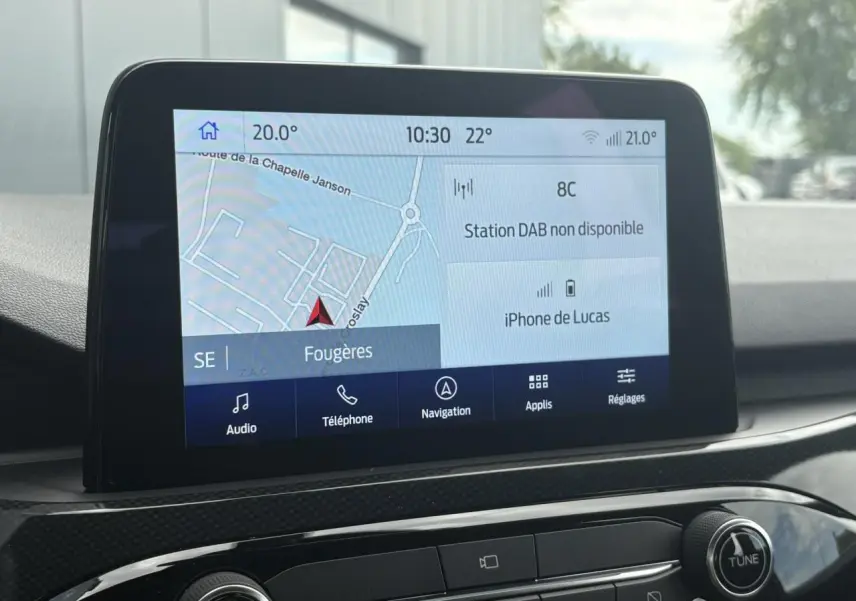 Écran tactile central du Ford Kuga 2.0 EcoBlue 120 BVA ST-Line 2023 affichant la navigation et les options multimédia.