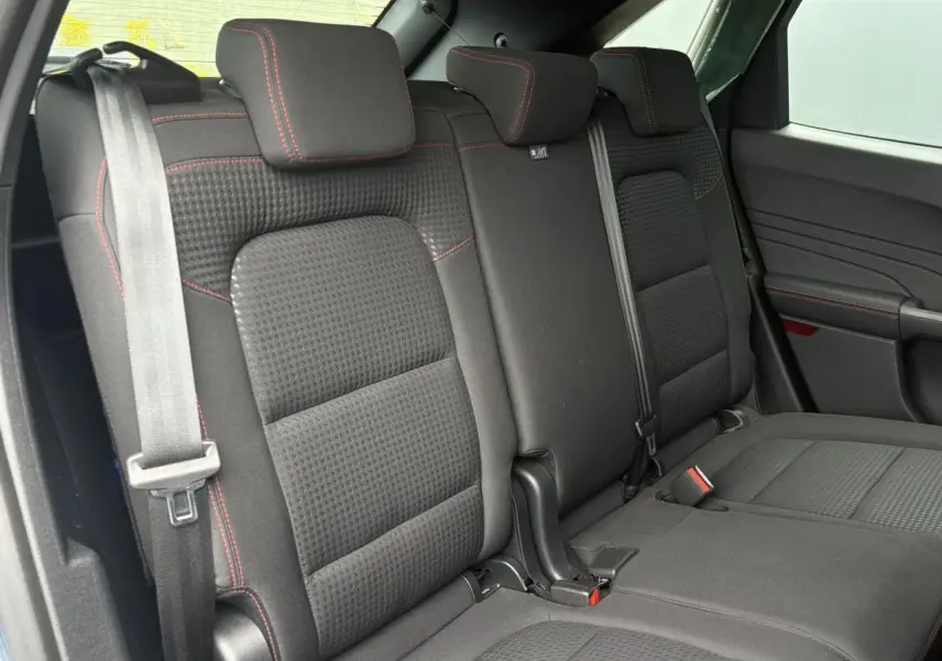 Vue intérieure des sièges arrière noirs avec surpiqûres rouges du Ford Kuga 2.0 EcoBlue 120 BVA ST-Line 2023.