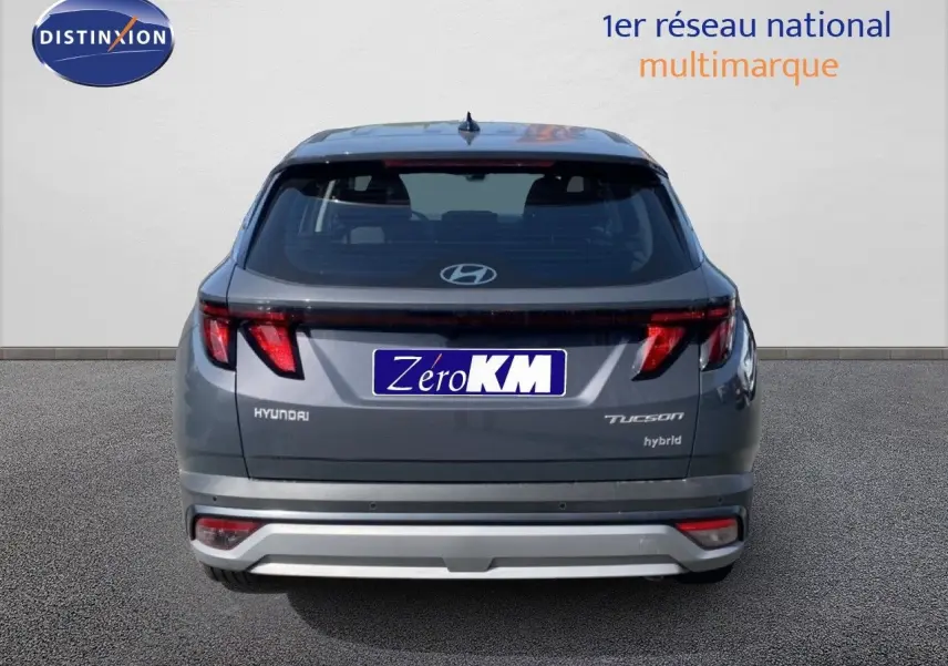 Vue arrière d’un Hyundai Tucson hybride gris Ecotronic Metal avec feux LED et logo distinctif sur le hayon.