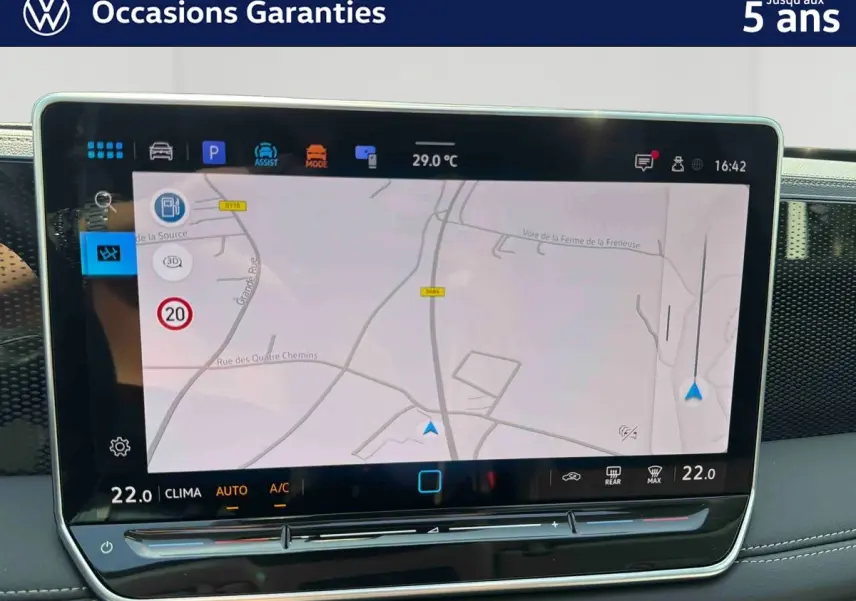 Affichage tactile intérieur du système de navigation du Volkswagen Tiguan 2025, vue rapprochée du tableau de bord.