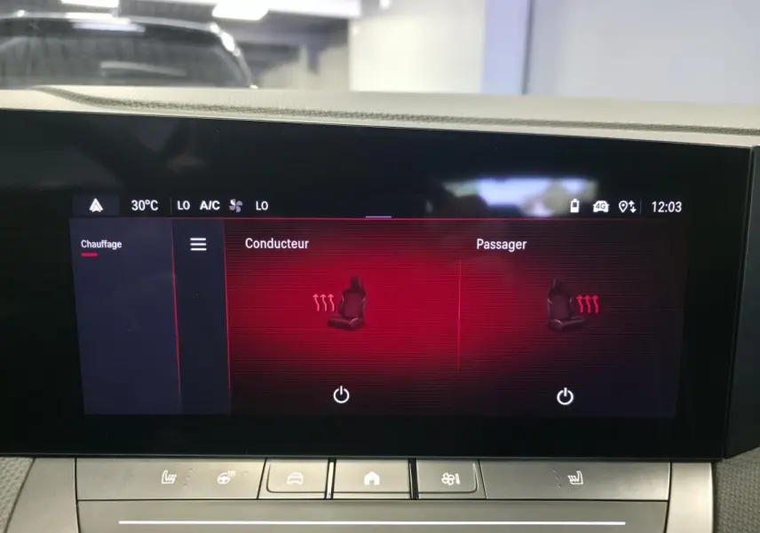 Écran tactile intérieur de l’Opel Astra Hybrid 2024 montrant le réglage du chauffage des sièges conducteur et passager.