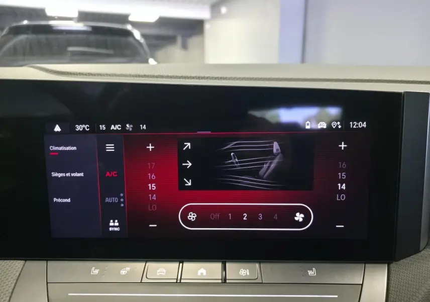 Écran tactile central de la climatisation de l’Opel Astra Hybrid 2024, affichage en mode bi-zone.