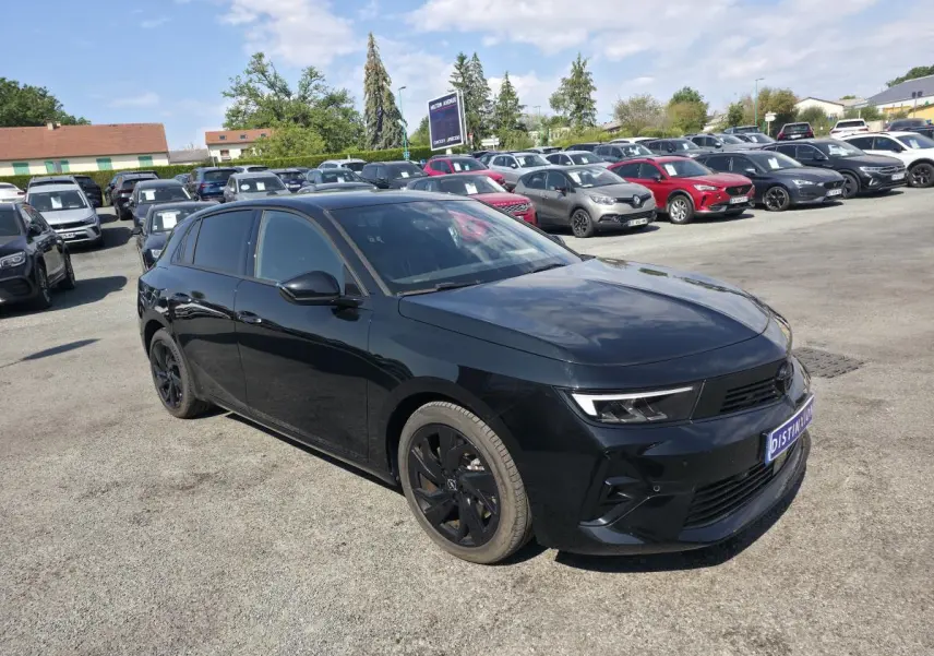 Opel Astra Hybrid 2024 noire en 3/4 avant droit avec jantes alliage noires et vitres surteintées.