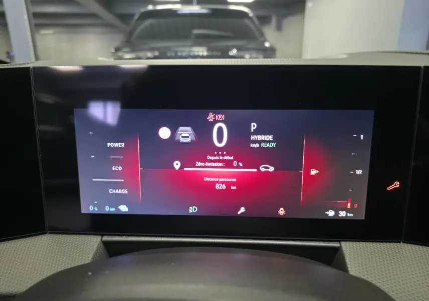 Affichage numérique du tableau de bord de l’Opel Astra Hybrid 2024 en mode hybride, vue frontale rapprochée.