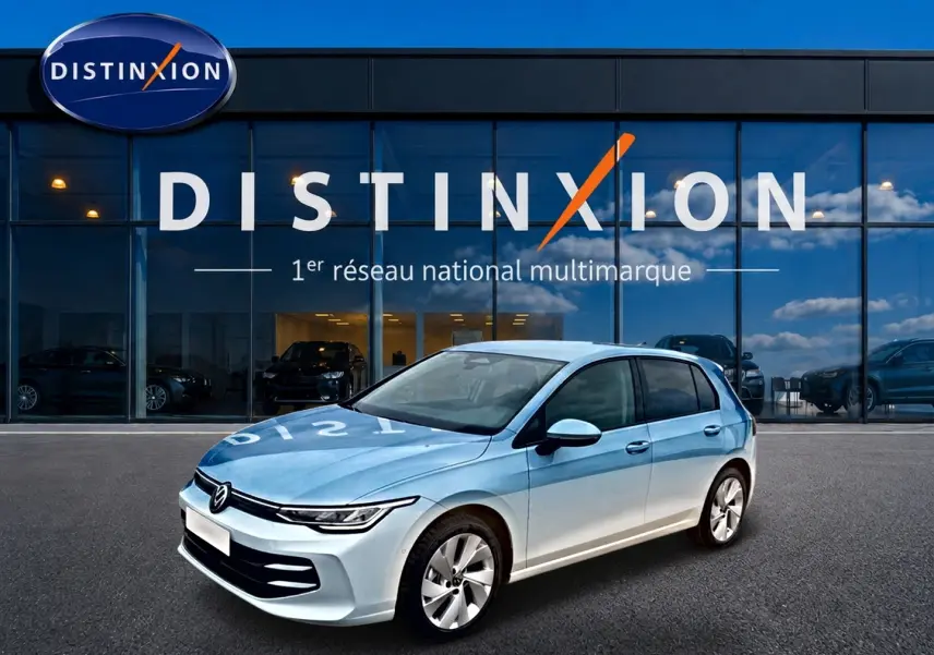 Volkswagen Golf 1.5 ETSI Evo2 bleu glacier vue 3/4 avant, jantes alu 17 pouces, vitres surteintées.