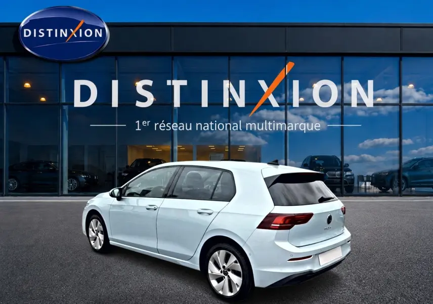 Volkswagen Golf 1.5 etsi evo2 bleu glacier vue 3/4 arrière droite devant showroom Distinxion.