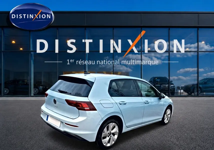 Volkswagen Golf 1.5 ETSI Evo2 bleu glacier vue 3/4 arrière droit devant showroom Distinxion.