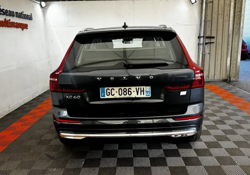 Vue arrière d'un Volvo XC60 bleu foncé avec feux LED caractéristiques et plaque d'immatriculation française.
