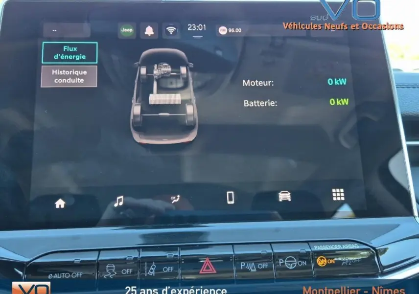 Écran tactile intérieur du Jeep Compass 2024 montrant le flux d'énergie du système hybride, tableau de bord moderne.