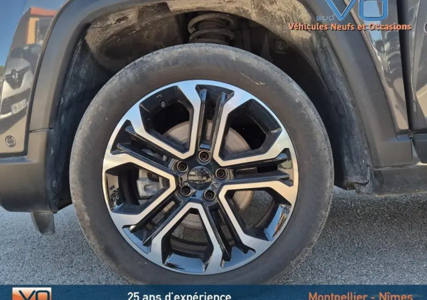 Gros plan sur la roue arrière droite du Jeep Compass gris 2024 avec jante alliage 18 pouces au design moderne.